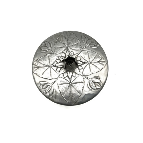 vintage divided serving dish hammered aluminum lid featuring a tulip - Picture 3 of 5